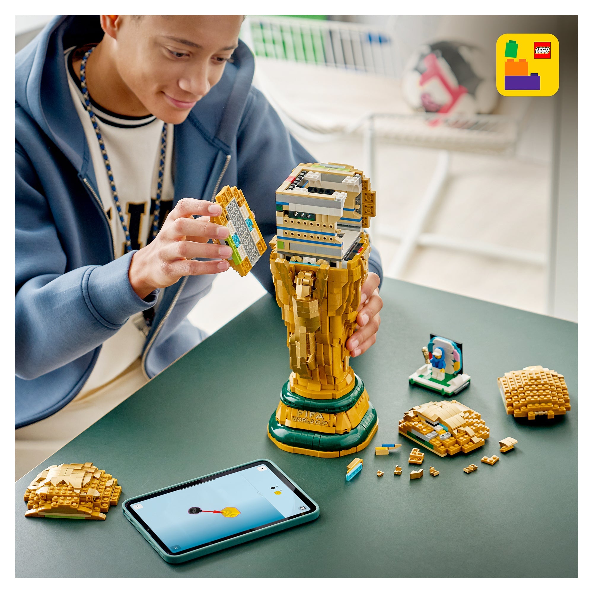 LEGO® Editions FIFA World Cup Official Trophy 43020 - Image 7