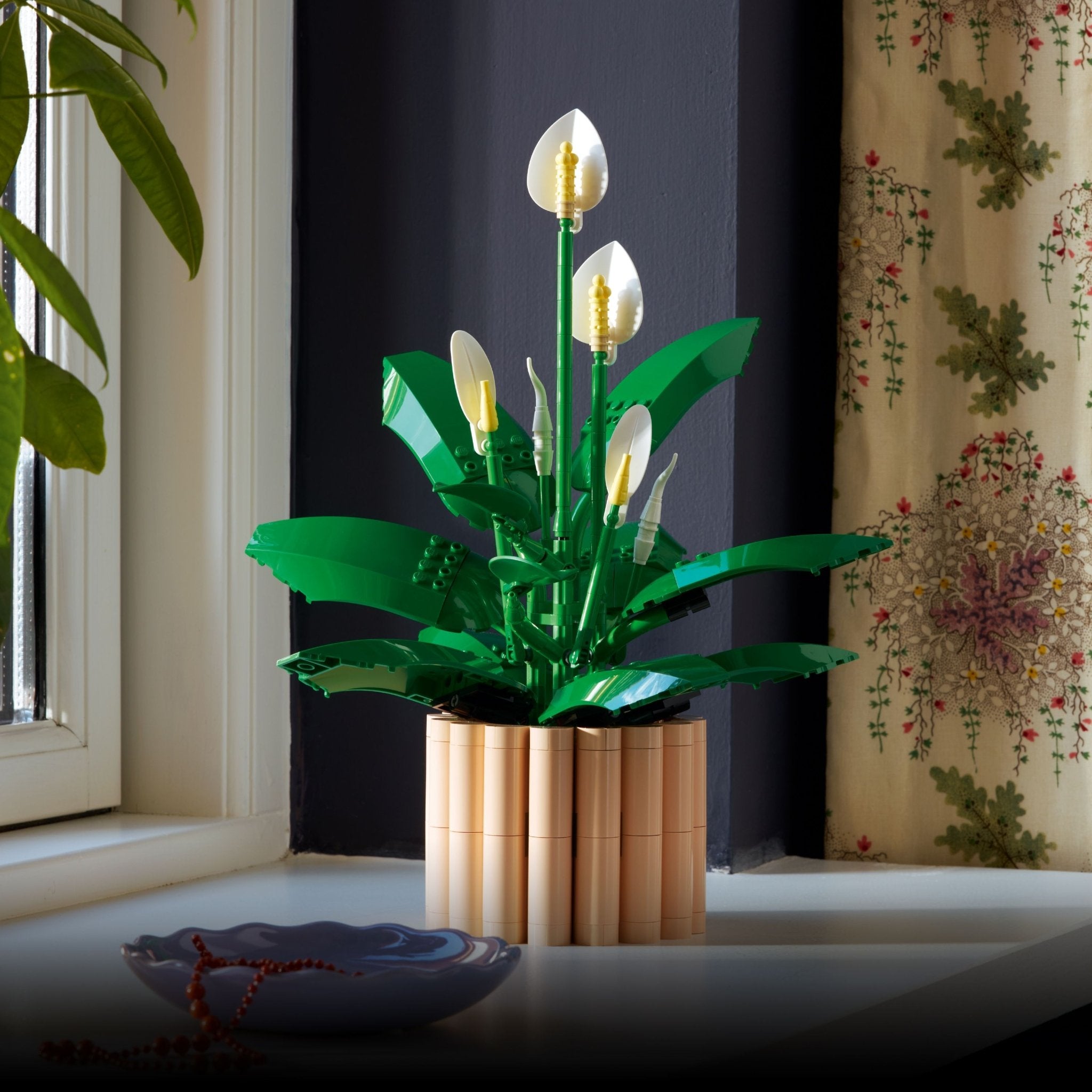 LEGO® Botanicals LEGO® Peace Lily Flower Decor 11504 - Image 4