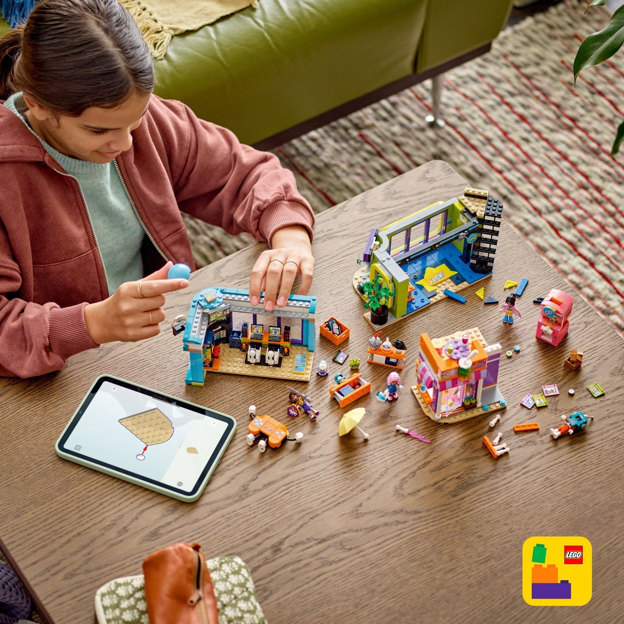 LEGO® Friends LEGO® Comic Book & Game Store 42674 - Image 7