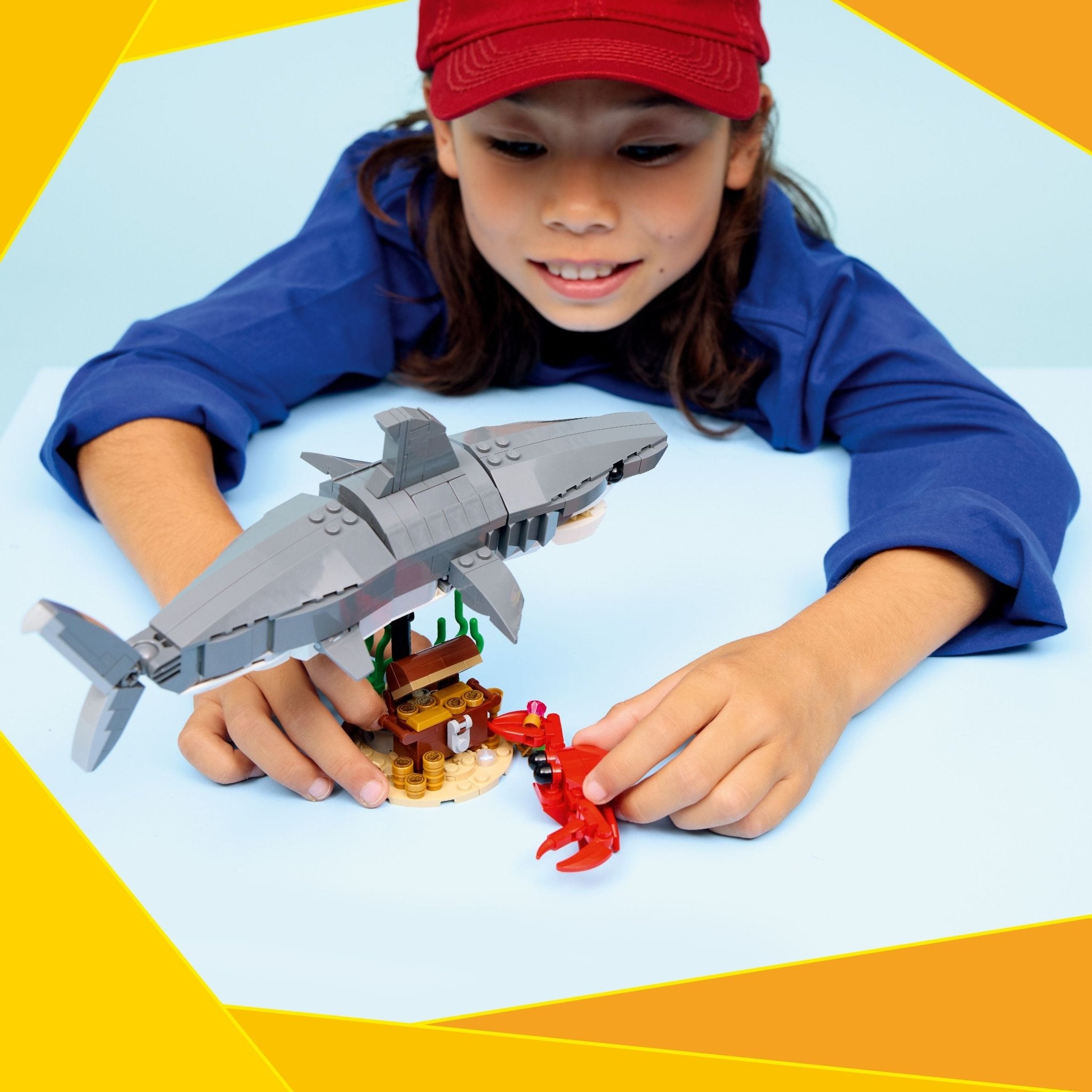 LEGO® Creator LEGO® Fierce Shark with a Treasure Chest 31381 - Image 4