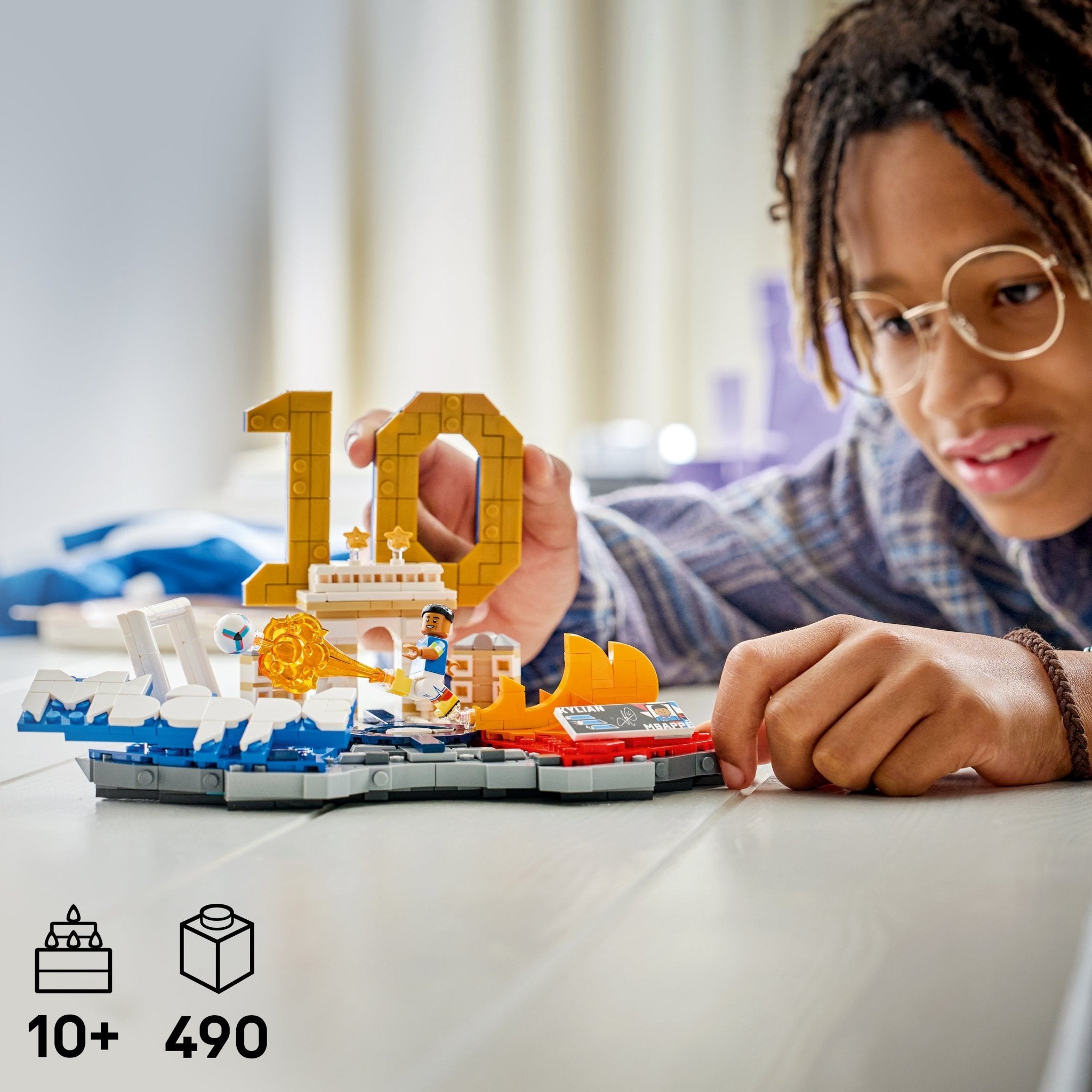 LEGO® Editions Kylian Mbappé – Soccer Highlights 43013 - Image 2