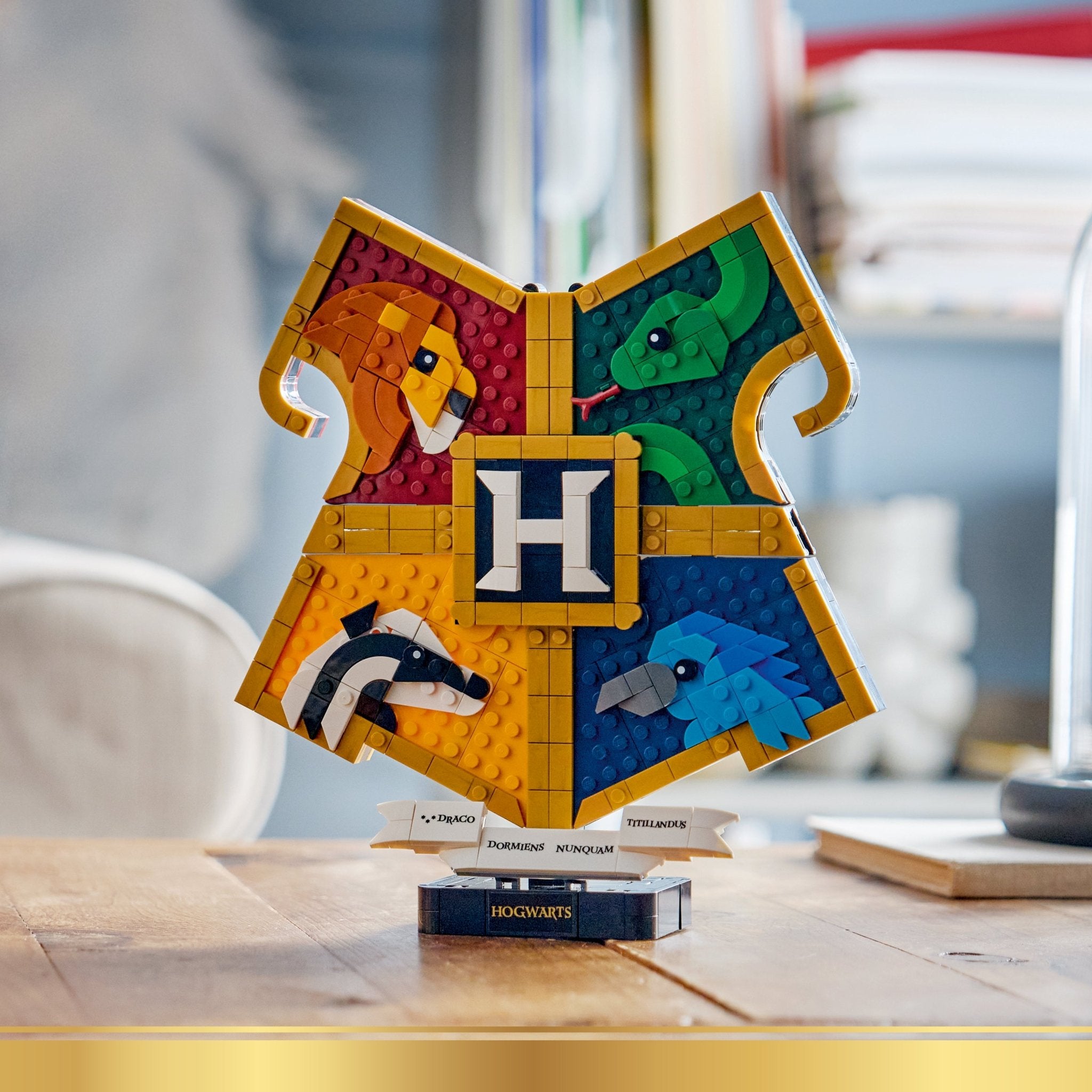 LEGO® Harry Potter Hogwarts House Crest 76462 - Image 4