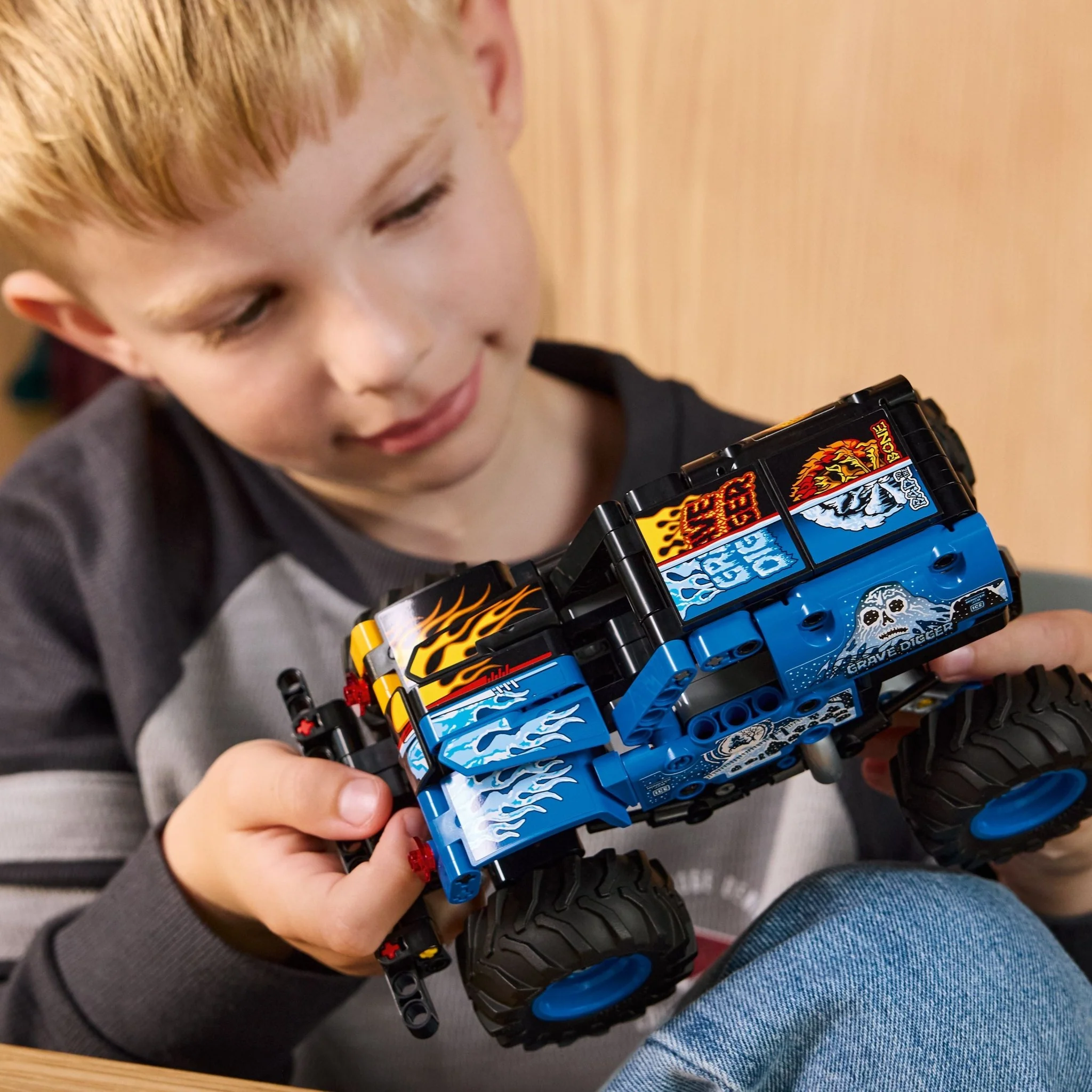 LEGO® Technic LEGO® Monster Jam Grave Digger Fire and Ice 42219 - Image 5