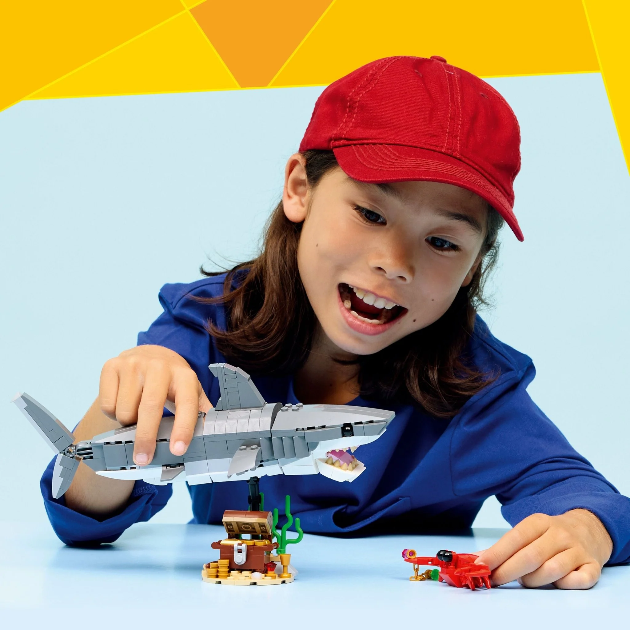 LEGO® Creator LEGO® Fierce Shark with a Treasure Chest 31381 - Image 5
